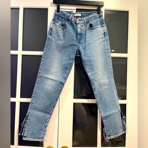 Moussy jeans cropped, torn on bottom sides. Size 28